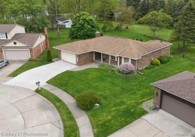 6820 Emerald Shores Drive, Troy, MI 48085