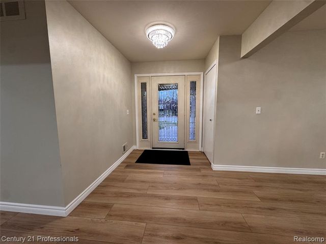 6820 Emerald Shores Drive, Troy, MI 48085