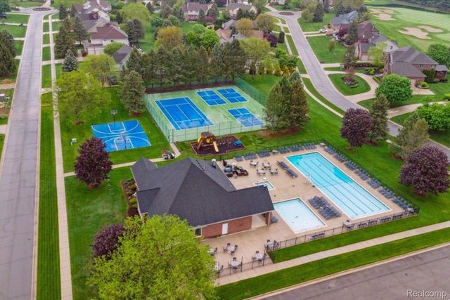 274 Carnoustie Road, Highland Charter Township, MI 48357