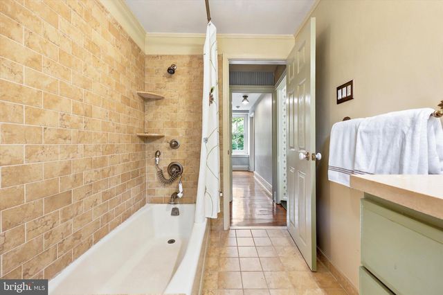 104 W GRAVERS LN, Philadelphia, PA 19118