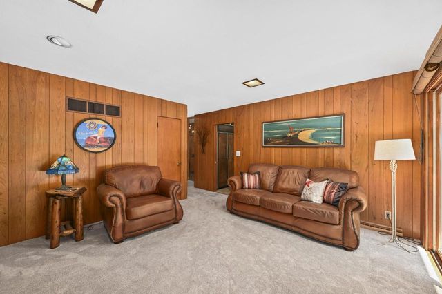410 Oak Hill ROAD, Walworth, WI 53184