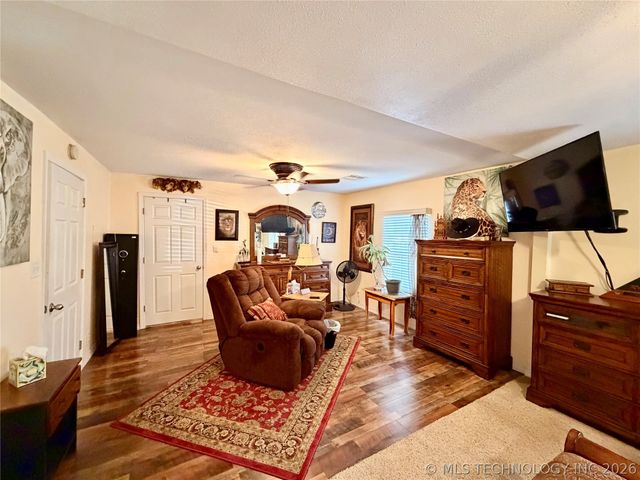 207 E Smith Street, Henryetta, OK 74437