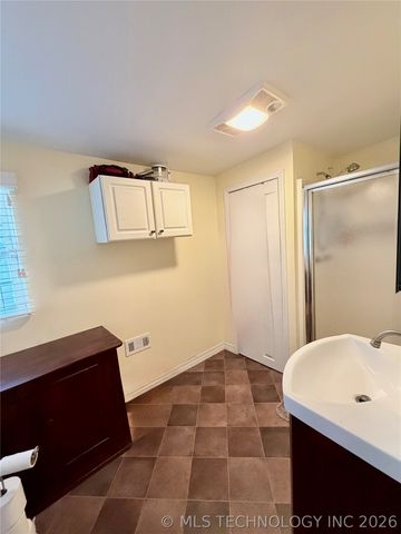 207 E Smith Street, Henryetta, OK 74437