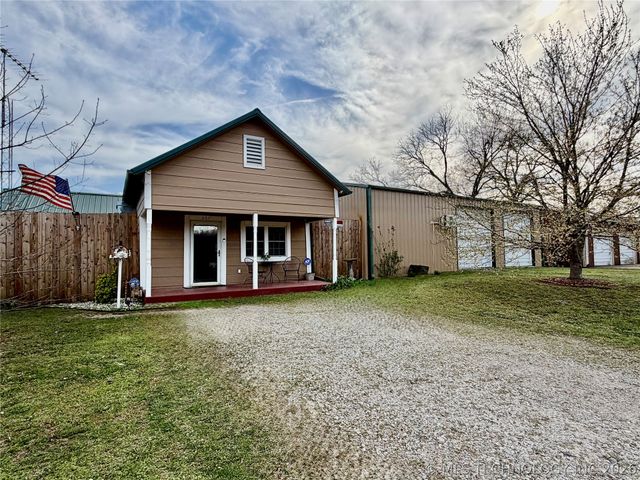 207 E Smith Street, Henryetta, OK 74437