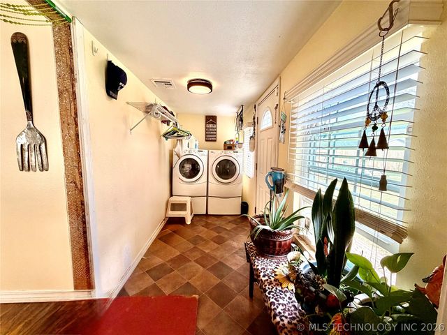 207 E Smith Street, Henryetta, OK 74437