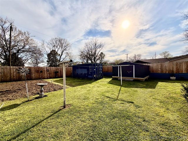 207 E Smith Street, Henryetta, OK 74437