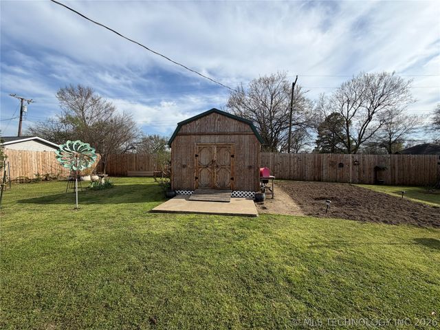 207 E Smith Street, Henryetta, OK 74437