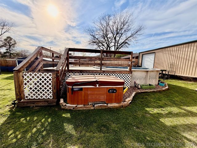 207 E Smith Street, Henryetta, OK 74437