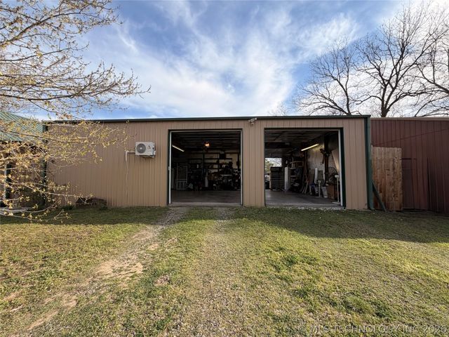 207 E Smith Street, Henryetta, OK 74437