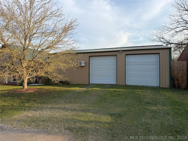 207 E Smith Street, Henryetta, OK 74437