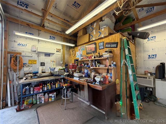 207 E Smith Street, Henryetta, OK 74437