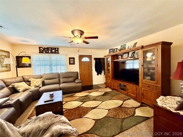 207 E Smith Street, Henryetta, OK 74437