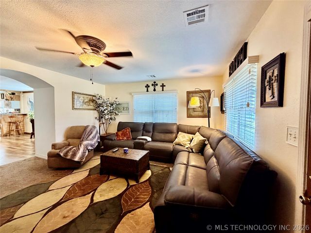 207 E Smith Street, Henryetta, OK 74437