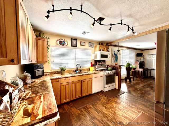 207 E Smith Street, Henryetta, OK 74437