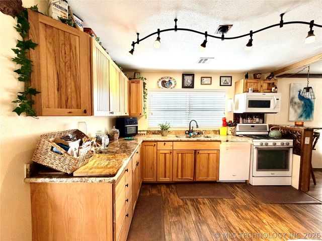 207 E Smith Street, Henryetta, OK 74437