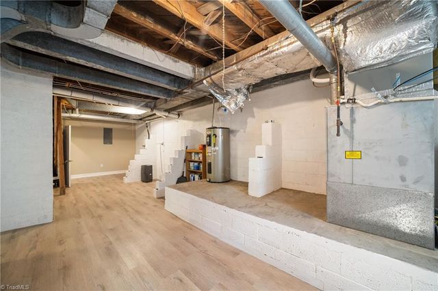 2425 Lyndhurst Avenue, Winston-salem, NC 27103