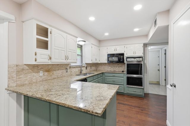 508 Country Green Lane, Arlington, TX 76011