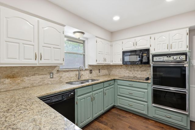 508 Country Green Lane, Arlington, TX 76011