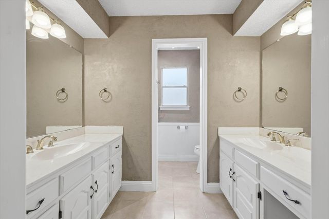 508 Country Green Lane, Arlington, TX 76011