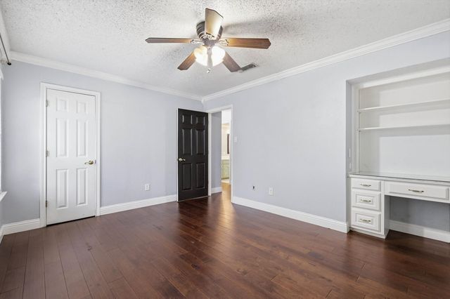 508 Country Green Lane, Arlington, TX 76011