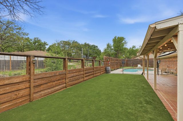 508 Country Green Lane, Arlington, TX 76011