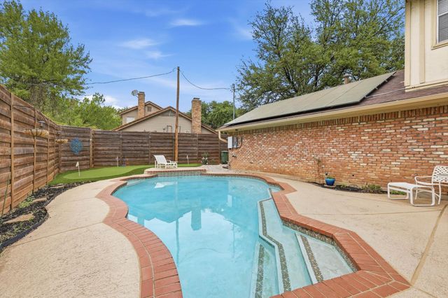 508 Country Green Lane, Arlington, TX 76011