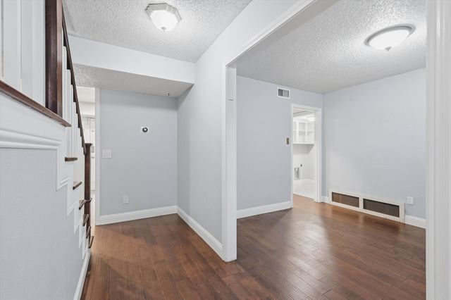 508 Country Green Lane, Arlington, TX 76011