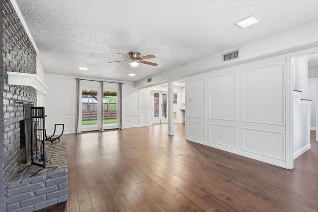 508 Country Green Lane, Arlington, TX 76011