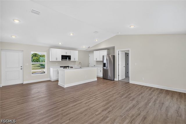 105 NW 9th TER, Cape Coral, FL 33993