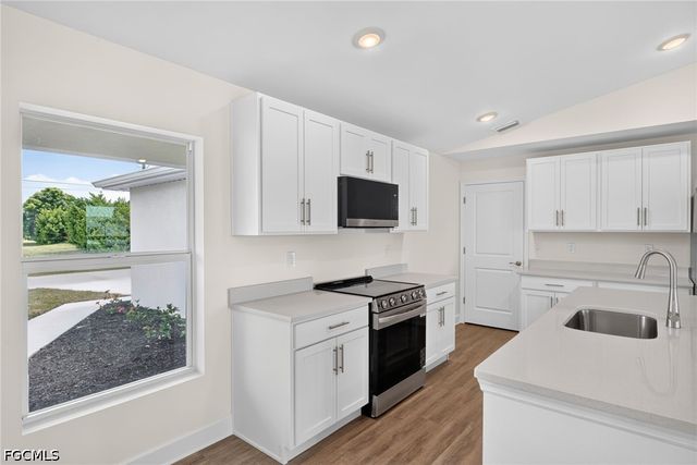 105 NW 9th TER, Cape Coral, FL 33993