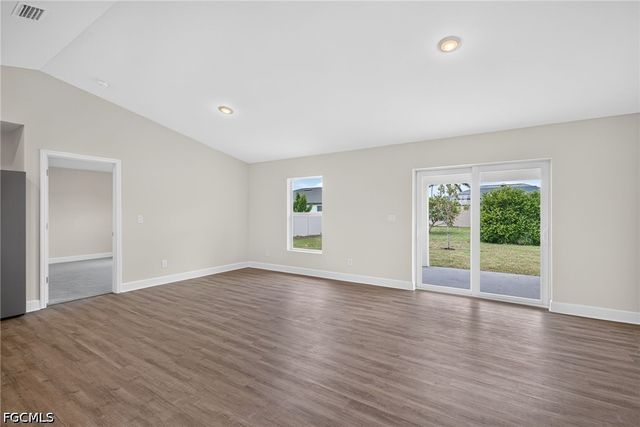105 NW 9th TER, Cape Coral, FL 33993