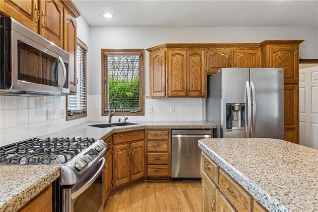 6642 Monticello Court, Parkville, MO 64152