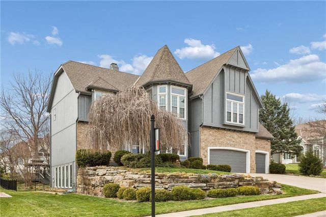 6642 Monticello Court, Parkville, MO 64152