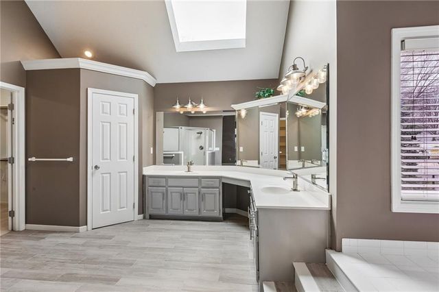 6642 Monticello Court, Parkville, MO 64152