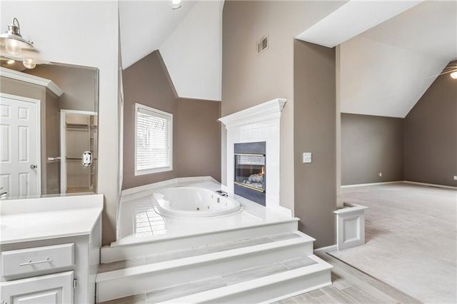 6642 Monticello Court, Parkville, MO 64152