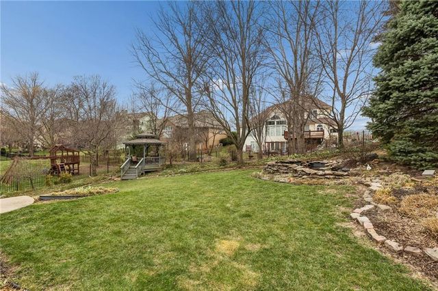 6642 Monticello Court, Parkville, MO 64152