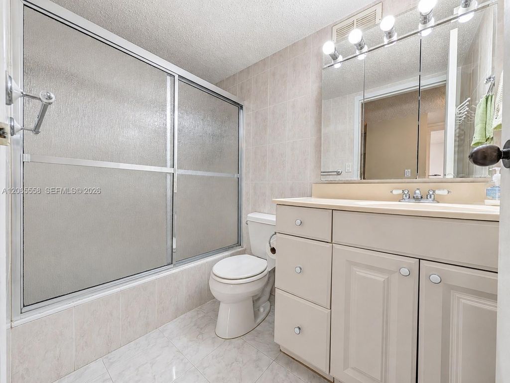 Image 15 of property listing at 17011 N Bay Rd 801, Sunny Isles Beach, FL 33160