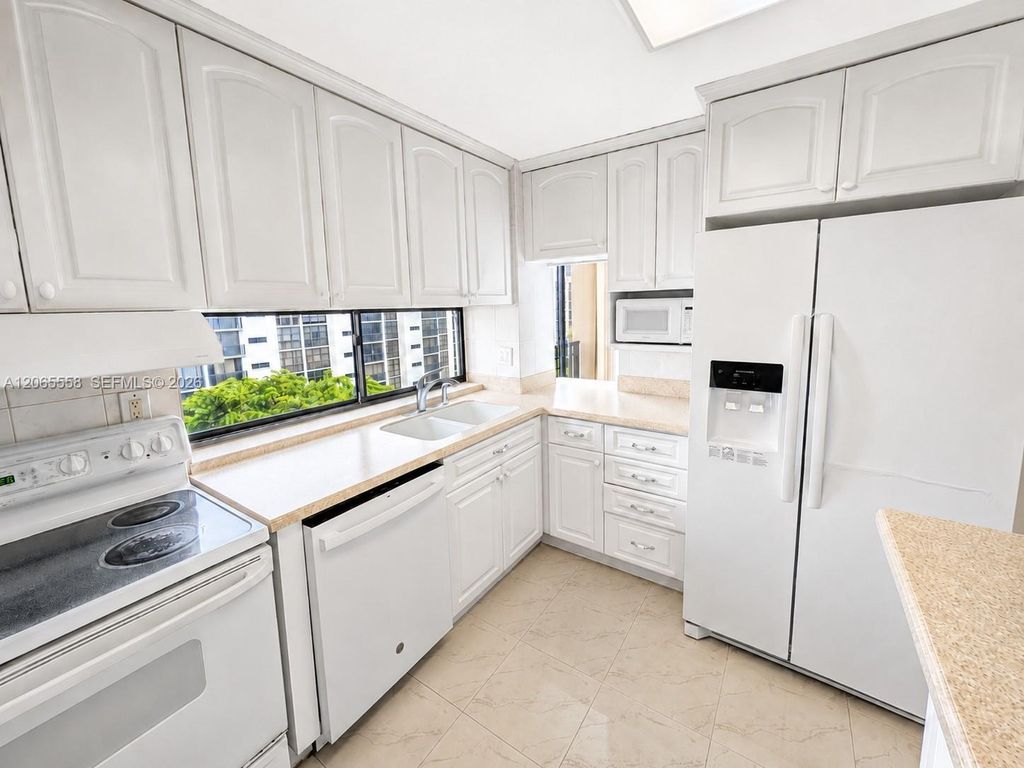 Image 18 of property listing at 17011 N Bay Rd 801, Sunny Isles Beach, FL 33160