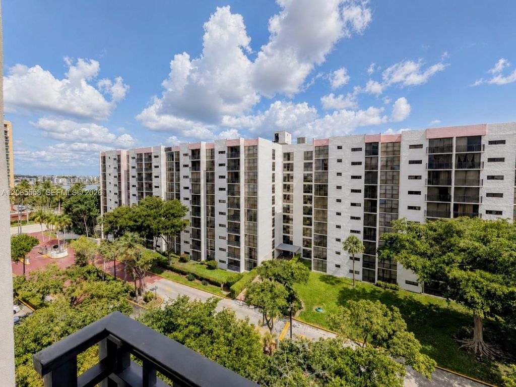 Image 3 of property listing at 17011 N Bay Rd 801, Sunny Isles Beach, FL 33160