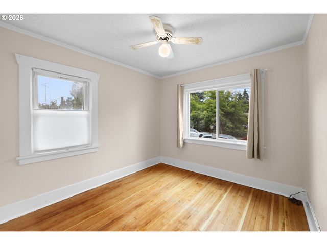 2132 Se REEDWAY St, Portland, OR 97202