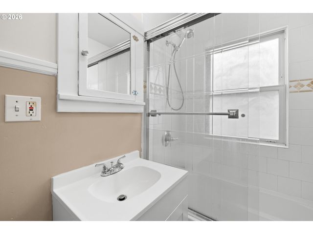 2132 Se REEDWAY St, Portland, OR 97202