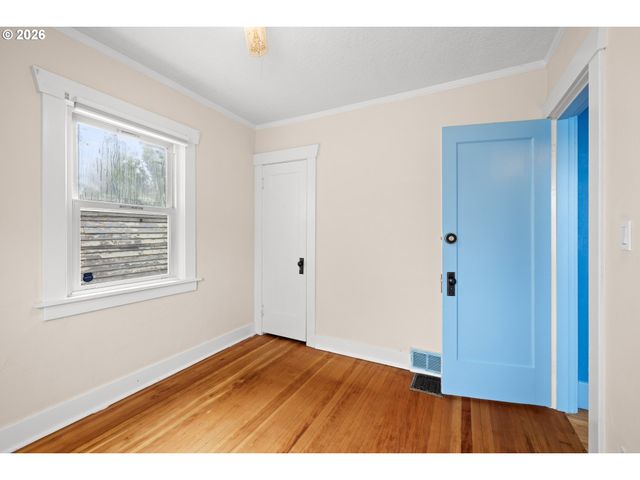 2132 Se REEDWAY St, Portland, OR 97202