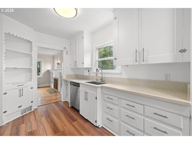 2132 Se REEDWAY St, Portland, OR 97202