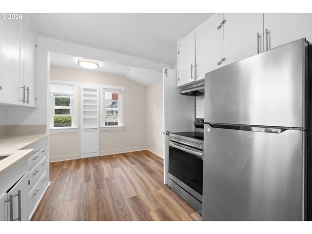 2132 Se REEDWAY St, Portland, OR 97202