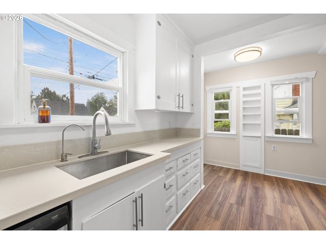 2132 Se REEDWAY St, Portland, OR 97202