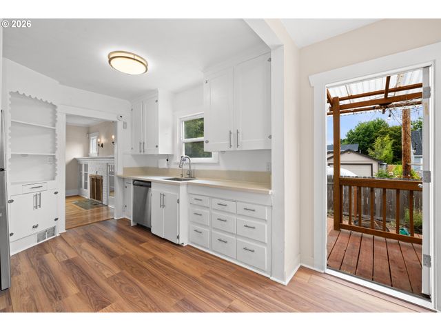 2132 Se REEDWAY St, Portland, OR 97202