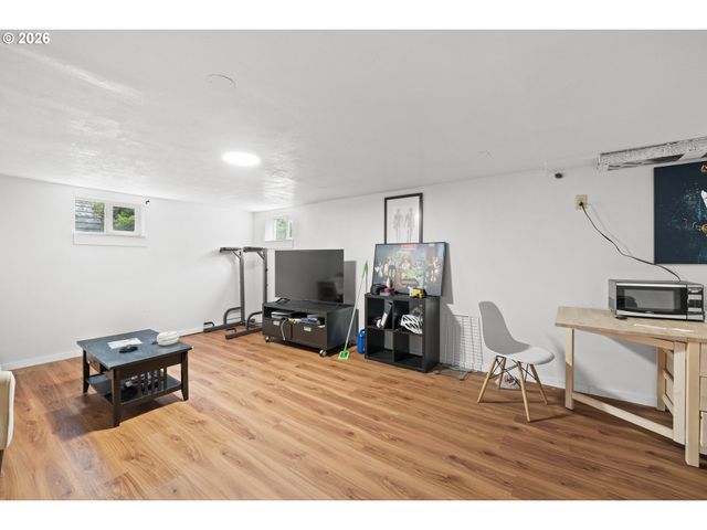 2132 Se REEDWAY St, Portland, OR 97202