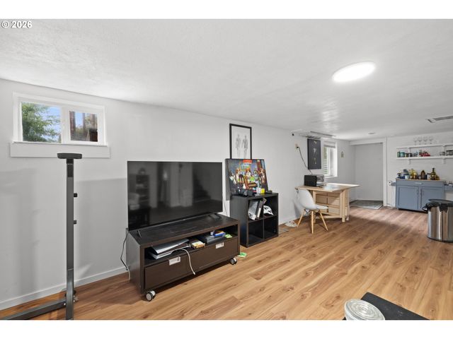 2132 Se REEDWAY St, Portland, OR 97202