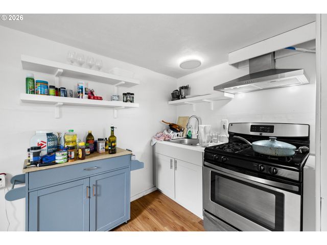 2132 Se REEDWAY St, Portland, OR 97202