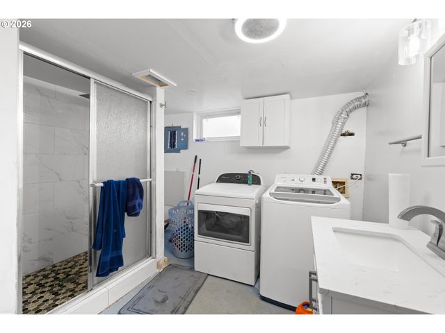 2132 Se REEDWAY St, Portland, OR 97202
